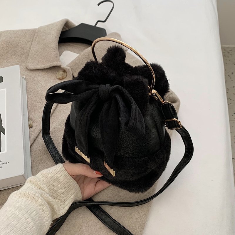 One-shoulder hairy bucket bag