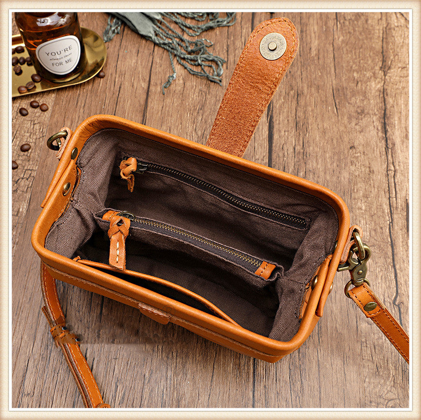 Tanned Leather Small Mouth Gold Shoulder Bag